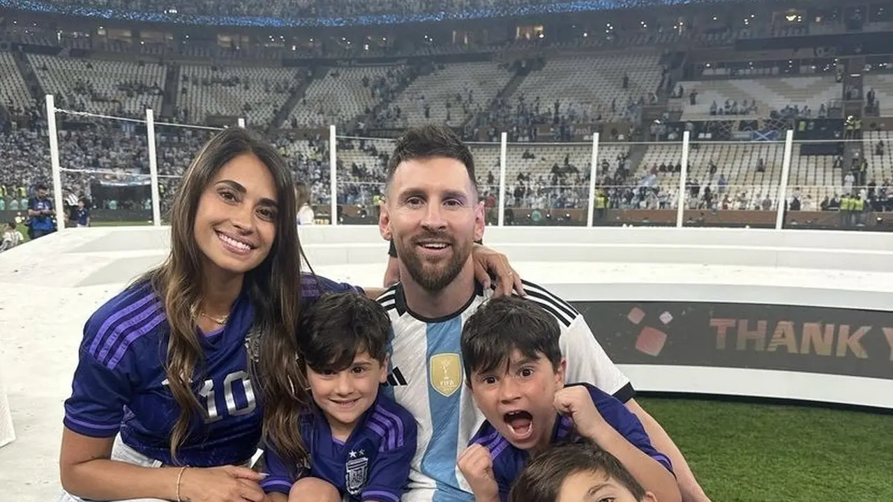Potret kebersamaan Messi bersama Istri dan anak-anaknya.