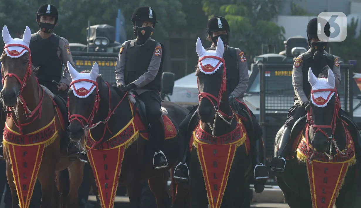 Personel Polisi berkuda mengikuti apel gelar pasukan Operasi Lilin Jaya 2021 di lapangan Polda Metro Jaya, Jakarta, Kamis (23/12/2021). Operasi Lilin Jaya 2021 dalam rangka pengamanan libur Natal 2021 dan tahun baru 2022 guna menegakkan protokol kesehatan di masyarakat. (merdeka.com/Imam Buhori)