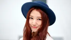 Aktris Korea Selatan Park Shin-hye saat menghadiri fashion show Chanel koleksi Spring/Summer 2016 pada  pekan mode bergengsi Paris Fashion Week di Grand Palais, Prancis, Selasa (6/10/2015). (REUTERS/Charles Platiau)