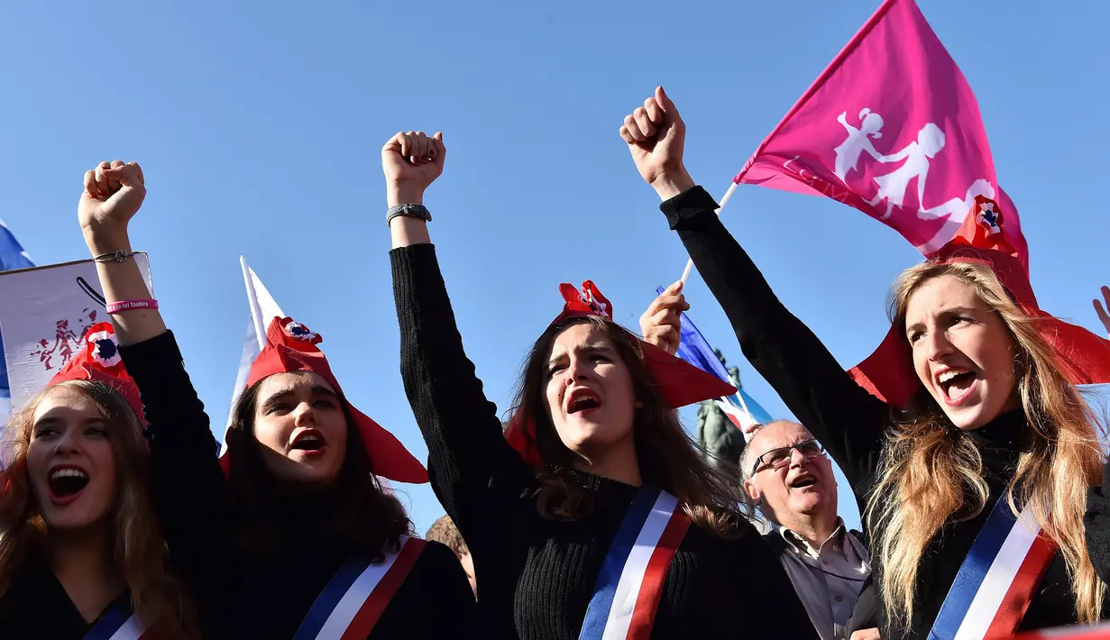 Pendemo berpakaian Marianne saat aksi protes menentang pernikahan sejenis di Paris, Prancis, Minggu (16/10). Marianne adalah simbol yang melambangkan kebebasan dan republik yang pertama muncul pada masa Revolusi Prancis. (AFP/Christophe Archambault)