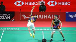 Pebulu tangkis ganda putra Indonesia, Raymond Indra/Nikolaus Joaquin berusaha mengembalikan kok ke pasangan Malaysia, Goh Sze Fei/Nur Izzuddin dalam laga final Indonesia Masters 2026 di Istora, Senayan, Jakarta, Minggu (25/01/2026). (Bola.com/Bagaskara Lazuardi)