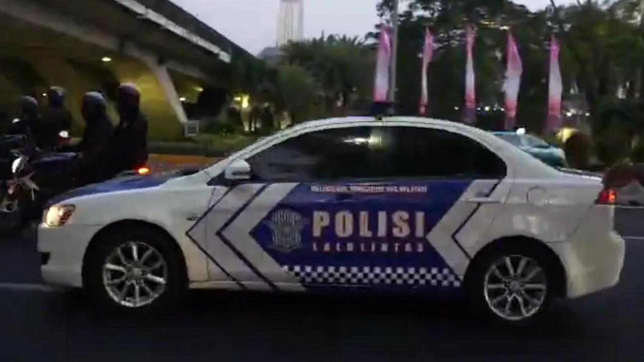 Namun karena pengemudi dalam mobil yang terburu-buru untuk melakukan pengamanan, akhirnya mobil itu tetap menyalip mobil yang sedang dihentikan.