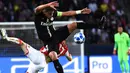 Gelandang Red Star, Marko Marin, berebut bola dengan bek PSG, Thiago Silva, pada laga Liga Champions di Stadion Parc des Princes, Paris, Rabu (3/10/2018). PSG menang 6-1 atas Red Star. (AFP/Anne-Christine Poujoulat)