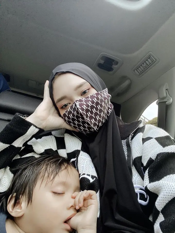 [Fimela] Inara Rusli bersama anaknya