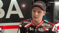 Niklas Ajo, pebalap Moto3, menyentuh garis finish Sirkuit Assen, MotoGP Belanda, dengan berlutut usai terlempar dari posisi berkendara yang normal.