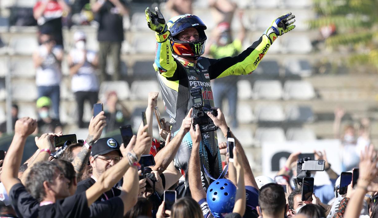 Dunia MotoGP sangat kehilangan sosok Rossi. Selama bertahun-tahun ia menjadi ikon MotoGP, dan belum ada yang menyamai nama besarnya. (AP Photo/Alberto Saiz)