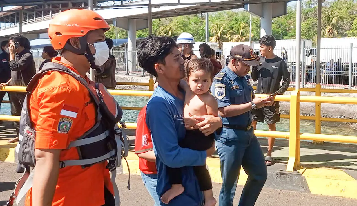 Penumpang kapal feri Putri Yasmin yang berhasil diselamatkan tiba di Pelabuhan Padang Bay, Karangasem, Bali, Rabu, 12 Agustus 2026. (AFP/ Lana Priatna)
