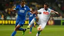 Penyerang Napoli, Gonzalo Higuain (kanan) berusaha melewati bek Dnipropetrovsk, Douglas di leg kedua semifinal Europa League di NSK Olimpijs'kjv Stadium,, Jumat (15/5/2015). Dnipro Dnipropetpovsk menang 1-0 atas Napoli. (REUTERS/Valentyn Ogirenko)