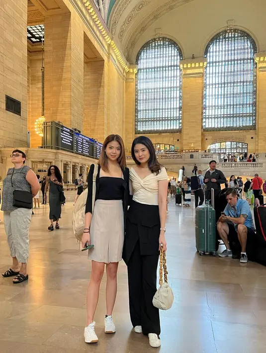 Dengan shoulder bag rantai, Valencia Tanoesoedibjo terlihat stylish meski kenakan outfit kasual [@valenciatanoe]