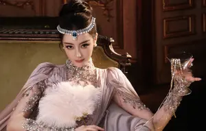 Dilraba Dilmurat Gigit Kupu-kupu di Red Carpet, Gaunnya Bikin Terpukau