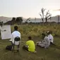 Para siswa mengikuti kelas luar ruangan di Kota Srinagar, Kashmir, India, Senin (6/7/2020). Kelas dimulai saat matahari terbit di tempat terbuka sesuai dengan aturan pencegahan jaga jarak sosial untuk melawan COVID-19. (Xinhua/Javed Dar)