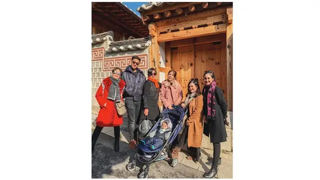 Momen Tasya Kamila bersama keluarganya saat mengunjungi Bukchon Hanok Village.
