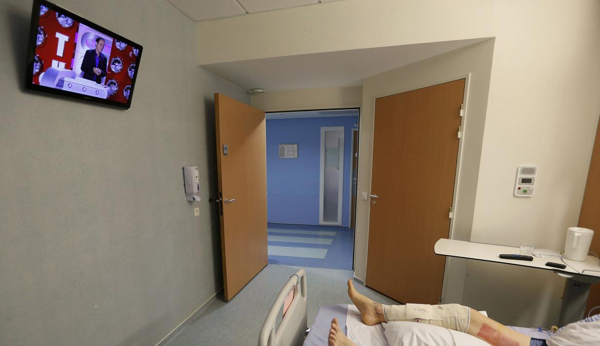 Pasien beristirahat usai mendapat terapi lintah di rumah sakit CHU Pellegrin, Bordeaux, Prancis, (23/11). Lintah untuk terapi ini menggunakan lintah jenis Hirudo Medicinalis. (REUTERS / Regis Duvignau)