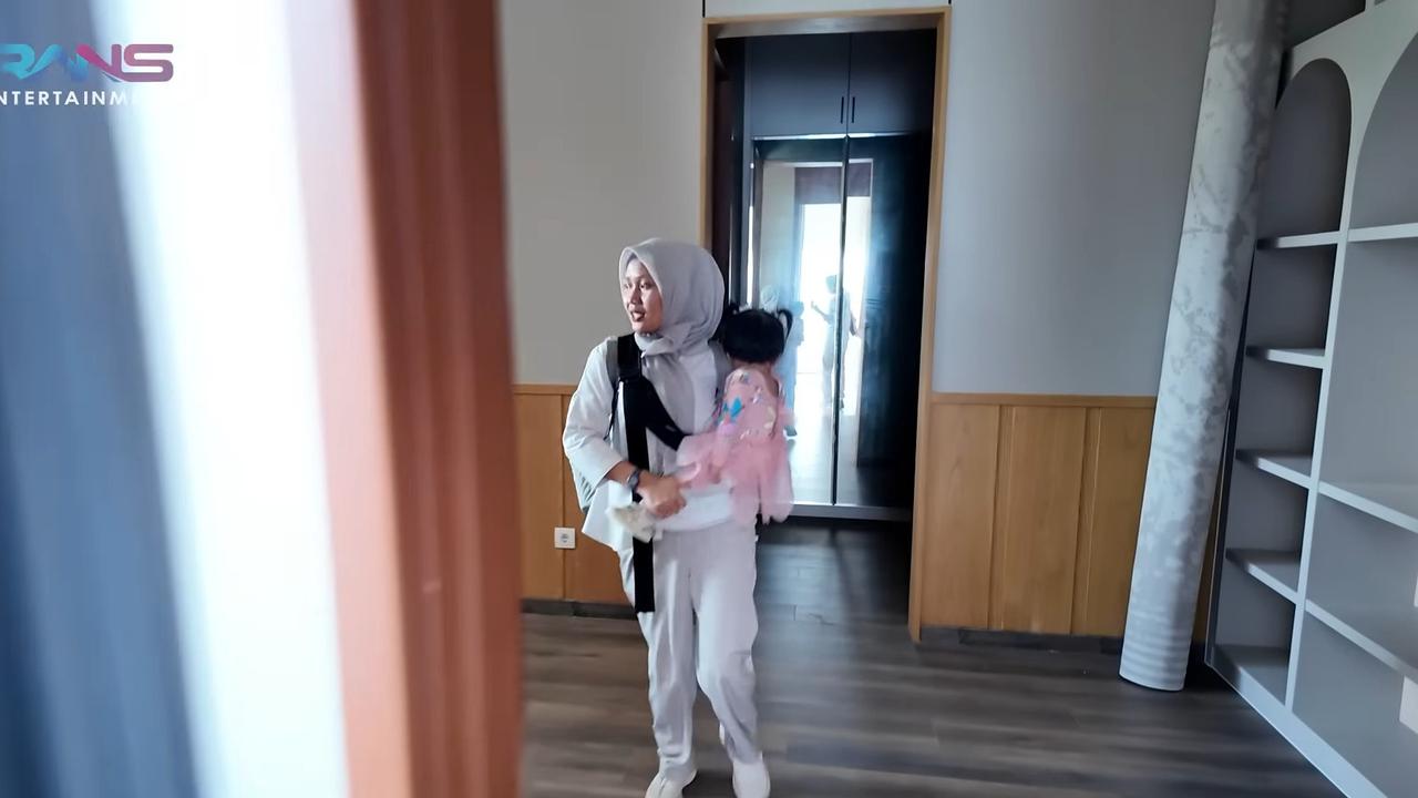 Bahagianya Baby Lily Punya Kamar Pribadi di Rumah Baru, Langsung Kepo Mau Lihat & Tersenyum Manis ke Nagita