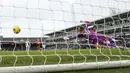 Kiper Luton Town, Thomas Kaminski, gagal menghalau tendangan pemain Chelsea, Cole Palmer pada laga pekan ke-20 Premier League 2023/2024 di Kenilworth Road, Sabtu (30/12/2023). Kemenangan ini membuat Chelsea berada di posisi ke-10 klasemen Liga Inggris dengan 28 poin. (AP Photo/Alastair Grant)