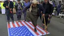 Bendera Amerika Serikat diinjak saat demonstrasi mengecam pembakaran Al-Quran oleh seorang politisi Swedia di ibu kota Sanaa pada 23 Januari 2023. Pemerintah pusat Swedia sudah mengecam aksi Paludan tersebut. (AFP/Mohammed Huwais)
