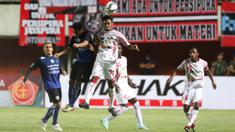 Pemain Arema Cronus, Samsul Arif, duel udara dengan pemain Persipura, Imanuel Wanggai pada babak 8 besar Piala Jenderal Sudirman di Stadion Maguwoharjo, Sleman, Minggu (13/12/2015). Arema menang 1-0. (Bola.com/Nick Hanoatubun)