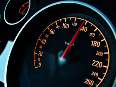 Perhatikan kecepatan kala berkendara. Jangan sampai terlalu cepat karena berpotensi bahaya ketika ada situasi yang terjadi secara tiba-tiba, seperti mobil rem mendadak, lubang di jalan, kendaraan memotong lajur, dan lainnya. Lebih baik berkendara sesuai batas kecepatan maksimum atau sampai batas toleransi yaitu 120 km/h. (Source: shutterstock.com)