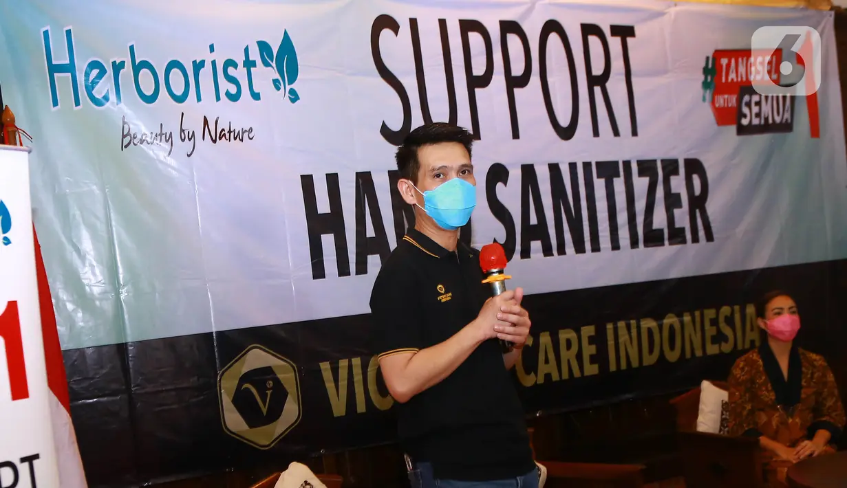 Chief Operating Officer PT Victoria Care Indonesia memberi sambutan pada acara aksi CSR bantuan hand sanitizer Herbolist di Tangsel, Banten, Sabtu (3/10/2020). Kegiatan tersebut untuk mendukung Pilkada yang aman bersih dan sehat dengan tetap menerapkan protokol kesehatan. (Liputan6.com/HO/Bon)