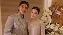 Jadi bridesmaid, Syifa Hadju tampil dengan kebaya kutu baru abu-abu berpayet dihiasi bros. Dipadukan bawahan kain coklat dan anting-anting mewahnya. [@syifahadju]