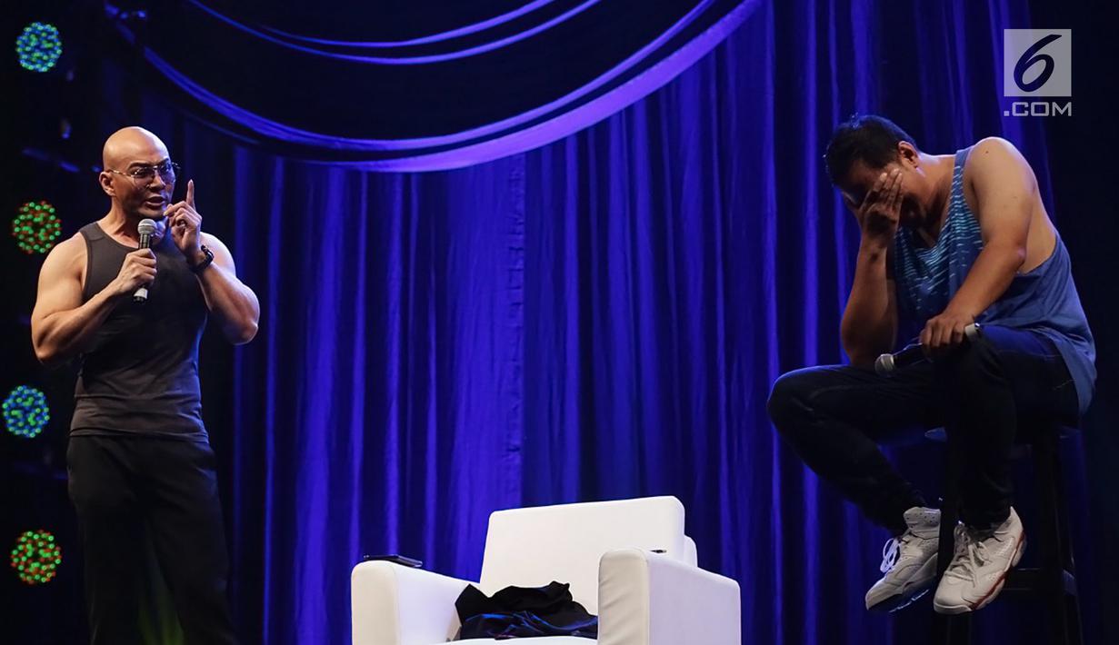 Deddy Corbuzier (kiri) meroasting komika Pandji Pragiwaksono saat menjadi pengisi acara Jakarta Internasional Comedy Festival (JICOMFEST) 2019 di JIExpo, Kemayoran, Jakarta, Sabtu (3/8/2019). Ini merupakan penampilan pertama Deddy Corbuzier melakukan stand up comedy. (Bola.com/Peksi Cahyo Priambodo)