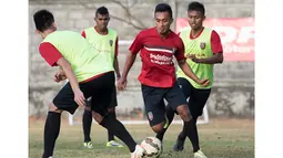 Pemain Bali United, Sultan Samma menggiring bola saat latihan terakhir sebelum menghadapi Persija di laga Piala Presiden 2015, Denpasar, Bali, Sabtu (30/8/2015). (Bola.com/Vitalis Yogi Trisna)