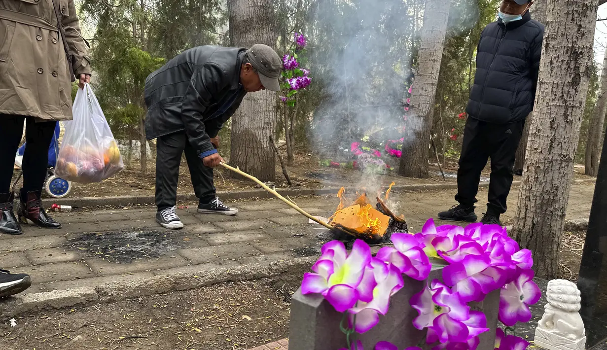 Festival Qingming berasal dari festival Tiongkok kuno yang disebut Hánshíjié. Umumnya disebut sebagai Festival Hanshi atau Festival Makanan Dingin. (AP Photo/Ng Han Guan)