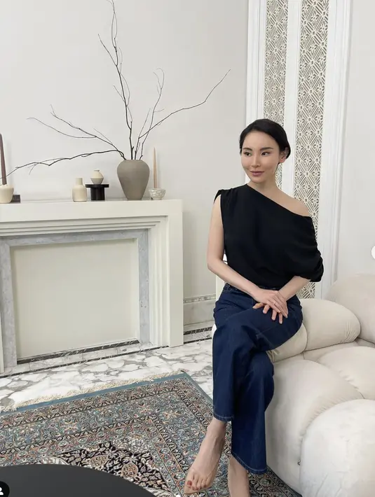 Fitria Yusuf terlihat begitu memesona dengan gaya kasualnya. Paduan blouse one shoulder hitam serta denim, serta rambut yang ditata minimalis hadirkan kesan gaya easy to wear yang memesona. [Foto: instagram/ Fitria Yusuf]