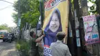 Petugas Satpol PP menertibkan Alat Peraga Kampanye (APK) bakal calon Wali Kota dan Wakil Wali Kota Tangerang Selatan di sepanjang jalan raya di Kota Tangerang Selatan, Kamis (27/8/2020). Semua poster dan baliho diturunkan karena tidak memiliki izin dan masa izin telah habis. (merdeka.com/Dwi Narwoko