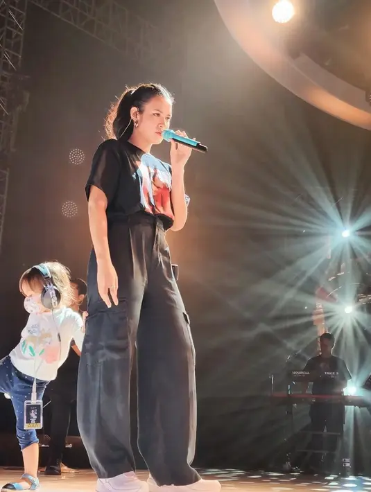 <p>Raisa dan Zalina (Instagram/hamishdw)</p>