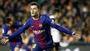 Gelandang Barcelona, Philippe Coutinho, melakukan selebrasi usai mencetak gol ke gawang Valencia pada laga leg kedua semifinal Copa del Rey di Stadion Mestalla, Kamis (8/2/2018). Barcelona menang 2-0 atas Valencia. (AP/Alberto Saiz)