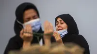 Jemaah berdoa saat melaksanakan rangkaian ibadah haji di Padang Arafah, dekat Makkah, Arab Saudi, Kamis (30/7/2020). Hanya sekitar 1.000 jemaah yang diizinkan untuk melakukan ibadah haji tahun ini karena pandemi virus corona COVID-19. (Saudi Ministry of Media via AP)