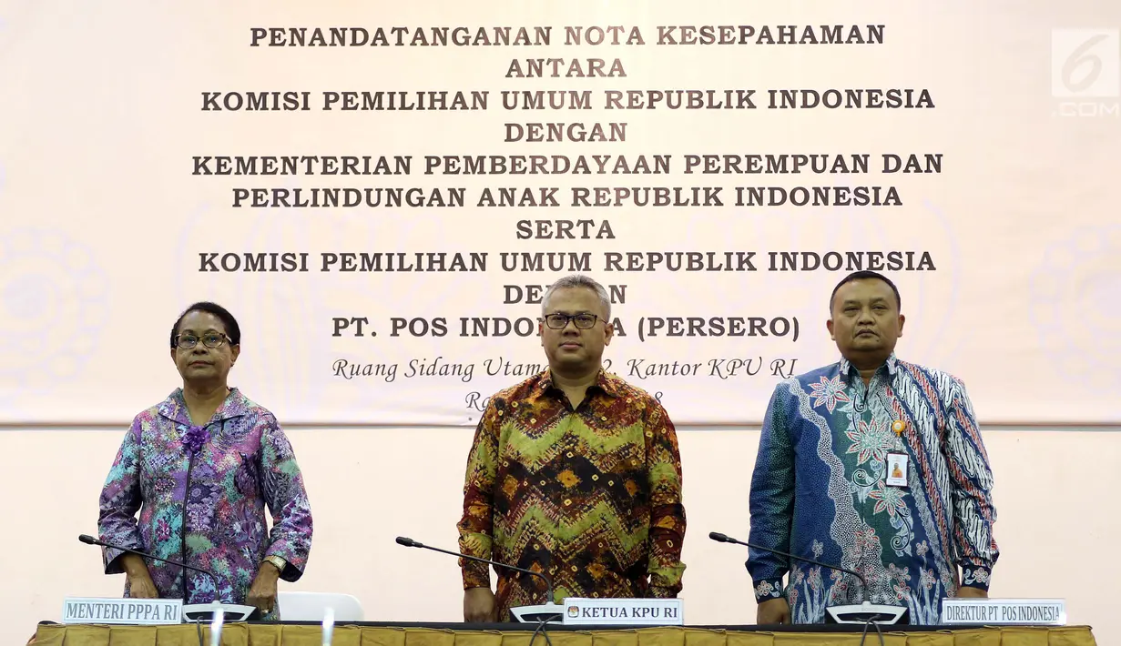 Ketua KPU Arief Budiman bersama Menteri PPPA Yohana Yembise dan Direktur Integrasi Logistik PT Pos Indonesia (Persero) Barkah Hadimoeljono saat penandatanganan nota kesepahaman di Gedung KPU, Jakarta, Rabu (30/5). (Liputan6.com/JohanTallo)