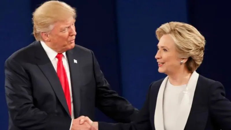 Donald Trump dan Hillary Clinton berjabat tangan