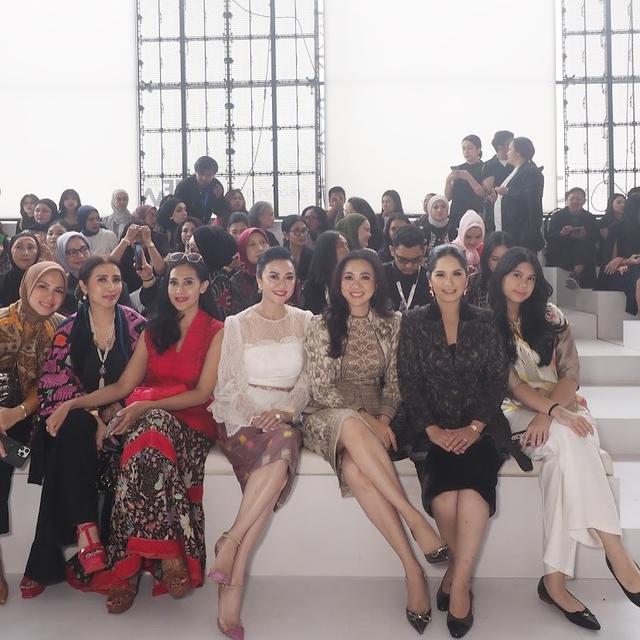 Adu Gaya Elegan Annisa Pohan dan Almira Tunggadewi di JFW 2025, Sama-sama Tampil Berkelas dengan Tenteng Tas Branded