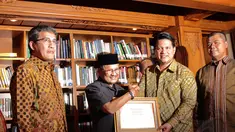 Presiden ke-3 RI, BJ Habibie (kedua dari kiri) menerima penghargaan dari KPU Pusat di Jakarta, Senin (29/12). (Liputan6.com/Faizal Fanani)
