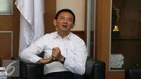 Gubernur DKI Jakarta Basuki Tjahaja Purnama saat menerima kunjungan pemain dan kru film 3 Srikandi, Jakarta, Selasa (19/7). (Liputan6.com/Herman Zakharia)