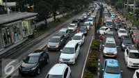 Kepadatan kendaraan tampak panjang menjelang waktu berbuka puasa di Jalan HR Rasuna Said, Kuningan, Jakarta, Senin (6/6/2016). Jam kemacetan di Jakarta selama bulan puasa diprediksi akan terjadi mulai pukul 15.00 WIB. (Liputan6.com/Yoppy Renato)