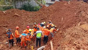 Tim SAR gabungan kembali menemukan satu korban meninggal dunia dalam Ops SAR hari ketiga bencana tanah longsor di Desa Cibeunying, Kecamatan Majenang, Kabupaten Cilacap, Jawa Tengah, Sabtu (15/11/2025). (Liputan6.com/ Dok Basarnas Cilacap)