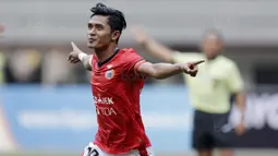 Striker Persija, Rudi Widodo, melakukan selebrasi usai mencetak gol ke gawang Persegres pada laga Liga 1 Indonesia di Stadion Patriot, Bekasi, Sabtu (14/10/2017). Persija menang 5-0 atas Persegres. (Bola.com/M Iqbal Ichsan)