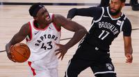 Pebasket Toronto Raptors, Pascal Siakam (kiri), hendak melepaskan diri dari penjagaan pebasket Brooklyn Nets, Garrett Temple (kiri) pada game pertama Playoff NBA, Senin (17/8/2020) waktu setempat. (Kevin C. Cox/Pool Photo via AP)