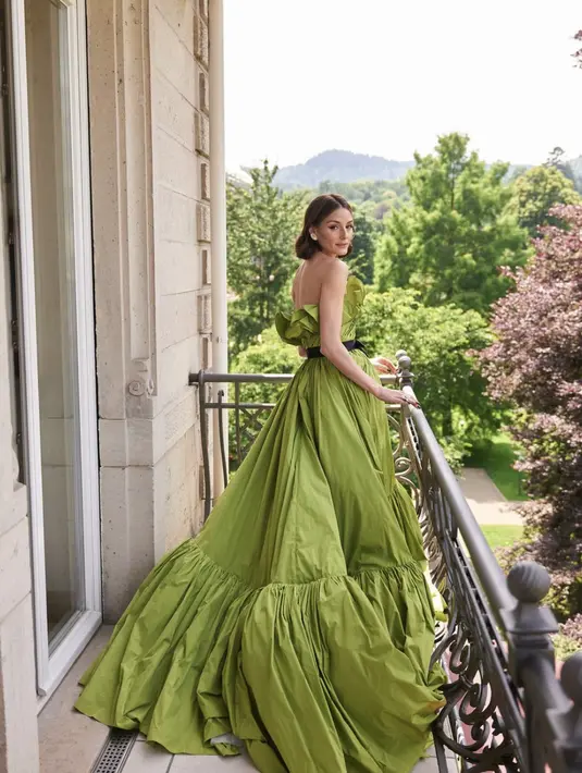 Aksen gaun berdetail pom-pom tampak hadirkan pesona gaya yang begitu menggemaskan. [Foto: Instagram/ Olivia Palermo]