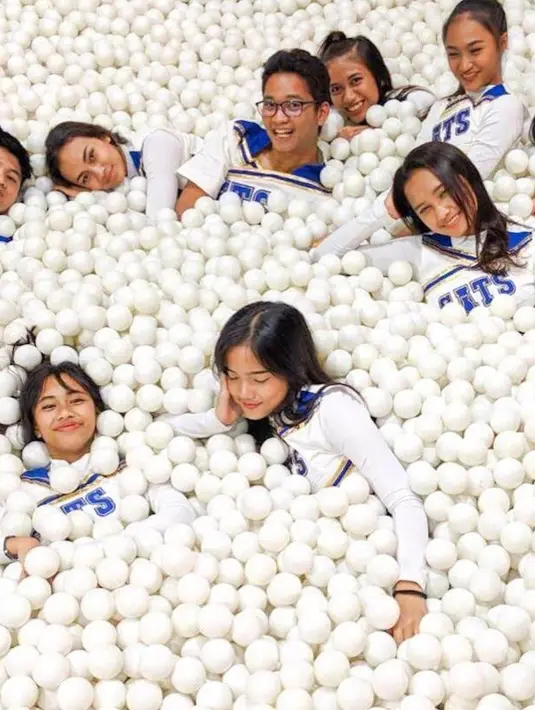 Selain itu, netizen juga ada yang memuji Fuji sudah cantik sejak dulu sebelum menjadi seorang public figure. [Instagram/fuji_an]