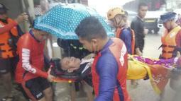 Tim penyelamat membawa warga di sepanjang jalan yang banjir akibat Topan Rai di Cagayan de Oro City, Filipina selatan (16/12/2021). Pihak berwenang juga memperingatkan masyarakat untuk menghindari keramaian setelah infeksi pertama omicron dari virus corona. (Philippine Coast Guard via AP)