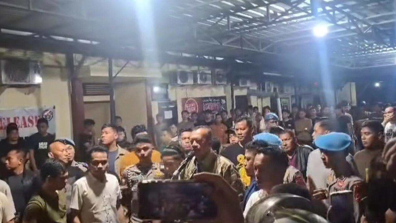 VIDEO: Polisi Keroyok Kader HMI Usai Ditegur Pacaran di Asrama Putri Bikin Jenderal Ngamuk