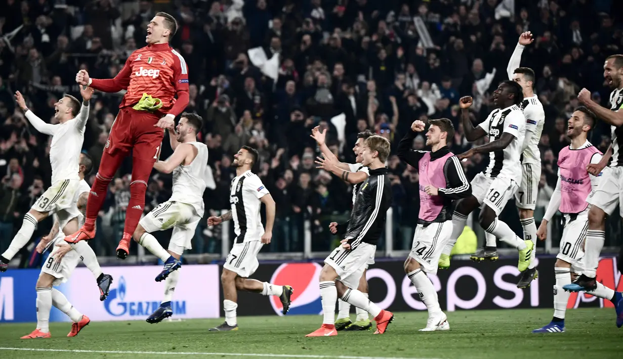 Kiper Juventus Wojciech Szczesny bersama rekan-rekan setimnya merayakan kemenangan atas Atletico Madrid pada leg kedua babak 16 besar Liga Champions di Allianz Stadium, Turin, Selasa (12/3). Ronaldo mencetak hattrick. (Marco BERTORELLO/AFP)