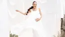 Gaya unik nan sederhana Nadine Chandrawinata lakoni maternity shoot. Nadine tampil mengenakan dress putih polos dengan latar kain-kain putih yang digantung bak cucian. [Foto: Instagram/nadinelist]