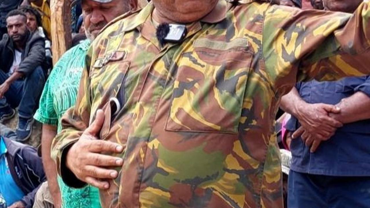 Perwira Angkatan Pertahanan Papua Nugini Michael Band berbicara dengan penduduk setempat di lokasi tanah longsor yang menewaskan lebih dari 670 orang di desa Mulitaka, Provinsi Enga, Papua Nugini, (26/5/2024). Foto: AFP / STR
