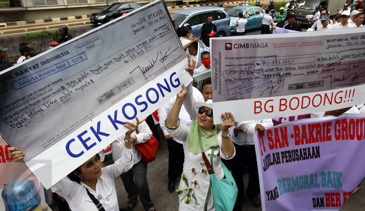Puluhan karyawan dari Partner bisnis Bakrie yang diwakili para investor dan owner unit Hotel Pullman Bali membentangkan replika cek dan bilyet giro berukuran raksasa di depan gedung Wisma Bakrie 2, Jakarta, Kamis (10/9/2015). (Liputan6.com/Helmi Afandi)