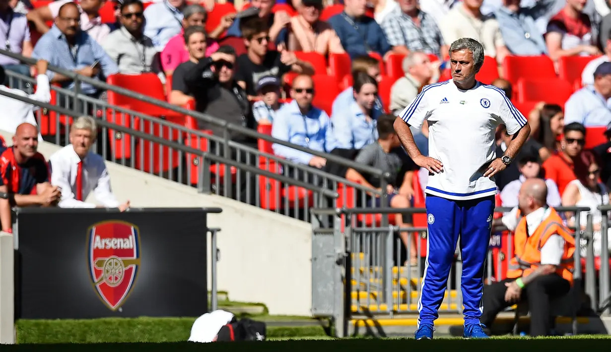 Jose Mourinho terlihat tegang saat menyaksikan anak asuhannya bertanding di Community Shield, Wembley Stadium, Inggris, Minggu (2/8/2015). Asuhan Mourinho kalah dengan skor 0 – 1 atas Arsenal. (Reuters/Dylan Martinez)